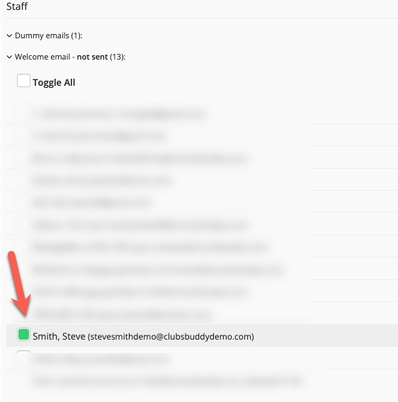 Captura de pantalla: Haga clic en el interruptor junto al nombre del miembro del personal; este se rellenará de verde.
